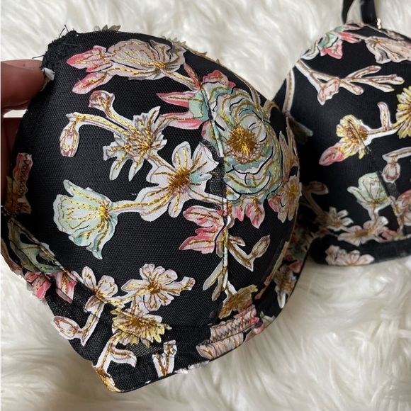VS Floral Embroidered Demi Bra & Garter Lingerie Matching Set - Picture 5 of 7
